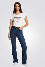 חולצת טי עם שרוולים קצרים והדפס בצבע לבן