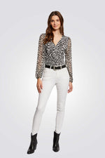 חולצה עם הדפס אבסטרקטי בצבע שחור לבן