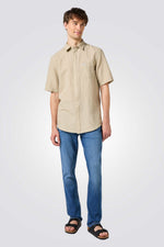 חולצה מכופתרת בצבע בז'