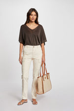 מכנסיים עם כיסים בצבע שמנת