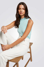 גופיה עם צווארון בצבע תכלת