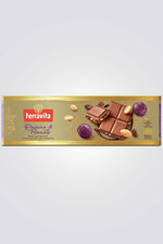 טבלת שוקולד חלב עם שברי בוטנים וצימוקים.