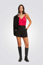 גופייה ורודה עם רצועות דקות ותחרה בצבע ורוד