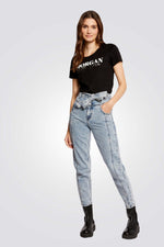 חולצת טי עם שרוולים קצרים בצבע שחור