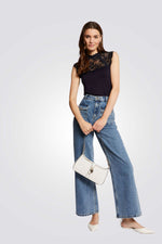 חולצה עם תחרה בצבע שחור