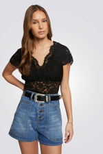 חולצה תחרה וי בצבע שחור