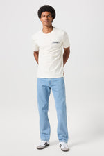 טישירט בצבע לבן עם לוגו