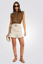 חולצה ללא שרוולים בצבע חאקי