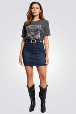 חצאית ג'ינס קצרה בצבע כחול כהה