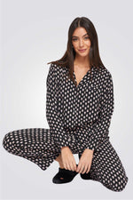 פיג'מה מכופתרת שחורה בהדפס פרחוני