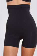 מכנס מחטב בצבע שחור רגל קצרה עם מותן גבוהה