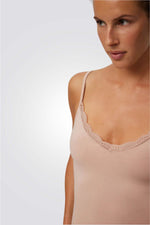 גופיית עם כתפיות דקות