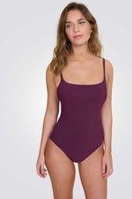 בגד ים שלם מחטב בצבע סגול כהה