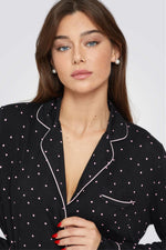 פיג'מת מכופתרת בהדפס נקודות