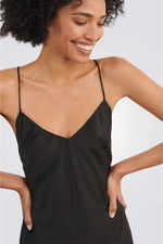 כותונת לילה מסאטן LEIRE בצבע שחור