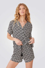 פיג'מת ויסקוזה מכופתרת בהדפס הוואי