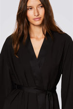 חלוק סאטן GERMAIN עם גב פתוח בצבע שחור