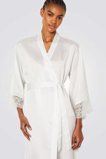 חלוק סאטן ארוך DESIRE בצבע לבן