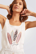 גופייה לנשים DURF בצבע לבן בהדפס גלשנים