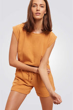 מכנסיים קצרים מכותנה DORCAS בצבע חרדל