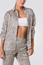 חולצת פיג'מה ארוכה BEO בהדפס מנומר אפור