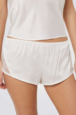 מכנסי סאטן קצרים ETERNITE בצבע לבן
