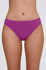 תחתוני ביקיני בגזרה קלאסית בצבע סגול