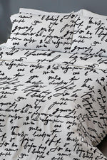 סט מצעים מיטה וחצי 120/200 כותנה דגם ROY בצבע לבן כיתוב שחור