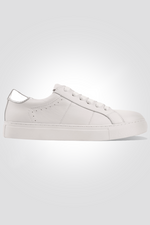 סניקרס מעור לנשים בצבע לבן וכסף