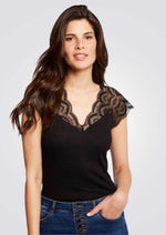 חולצת טריקו שחורה עם שרוולי תחרה - MASHBIR//365