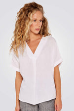 חולצה אלגנטית עם צווארון וי בצבע לבן - MASHBIR//365