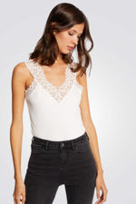 גופיית נשים עם רצועות תחרה בצבע לבן - MASHBIR//365