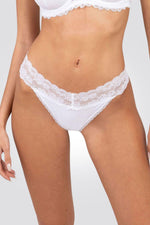 תחתוני חוטיני עם תחרה בצבע לבן - MASHBIR//365