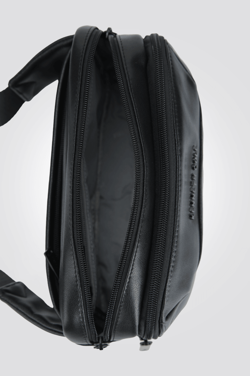 KENNETH COLE - פאוץ' עור לגבר בצבע שחור - MASHBIR//365