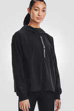 UNDER ARMOUR - ג'קט אימון לנשים בצבע שחור - MASHBIR//365