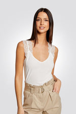 MORGAN - גופייה רצועות תחרה בצבע אופוויט - MASHBIR//365