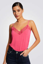 MORGAN - גופיית תחרה בצבע ורוד עם רצועות דקות - MASHBIR//365