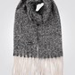 KENNETH COLE - צעיף עבה עם פרנזים בצבע אפור כהה - MASHBIR//365 - 1
