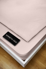 KENNETH COLE - ציפה לשמיכה זוגית רחבה 200/220 100% כותנה באריגת סאטן בצבע ורוד - MASHBIR//365