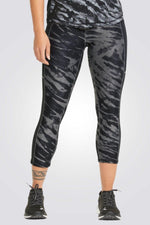 PUMA - טייץ 3/4 RUN 5K GRAPHIC HW 3 בצבע שחור - MASHBIR//365