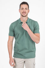 SCORCHER - טישירט פולו עם כיס בחזה בצבע ירוק זית - MASHBIR//365