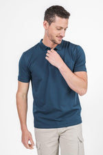 SCORCHER - טישירט פולו עם כיס בחזה בצבע נייבי - MASHBIR//365