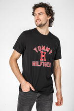 Tommy Hilfiger - טישירט הדפס גרפי בצבע שחור - MASHBIR//365
