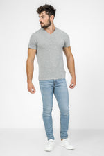 DELTA - טישירט קצרה צאוורון V לגבר בצבע אפור - MASHBIR//365