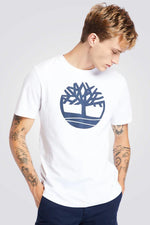 TIMBERLAND - טישירט קצרה עם הדפס לוגו בצבע לבן - MASHBIR//365