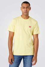 WRANGLER - טישירט SIGN OFF TEE בצבע צהוב - MASHBIR//365