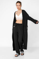 KENNETH COLE - קרדיגן לאונג' ארוך בצבע שחור עם הדפס לוגו - MASHBIR//365