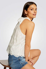 MORGAN - קרופ טופ רקמה בצבע לבן - MASHBIR//365
