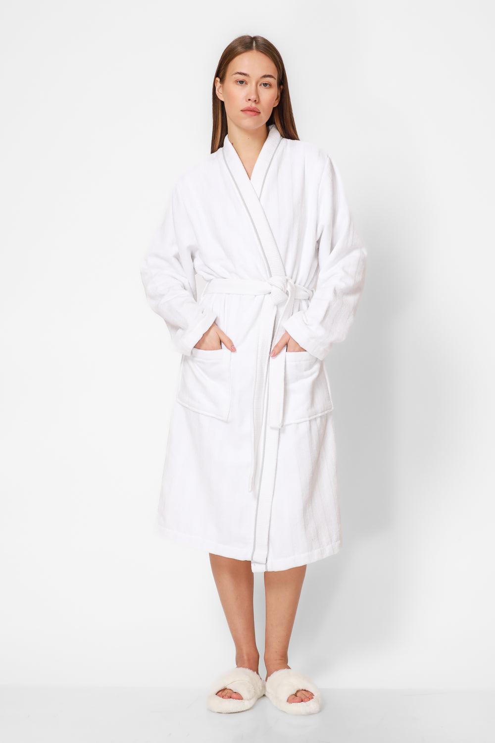 KENNETH COLE - חלוק מגבת אריגת פסים בצבע לבן - MASHBIR//365