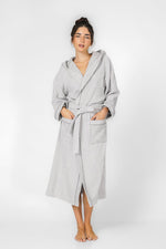 KENNETH COLE - חלוק מגבת לנשים עם כובע בצבע אפור - MASHBIR//365